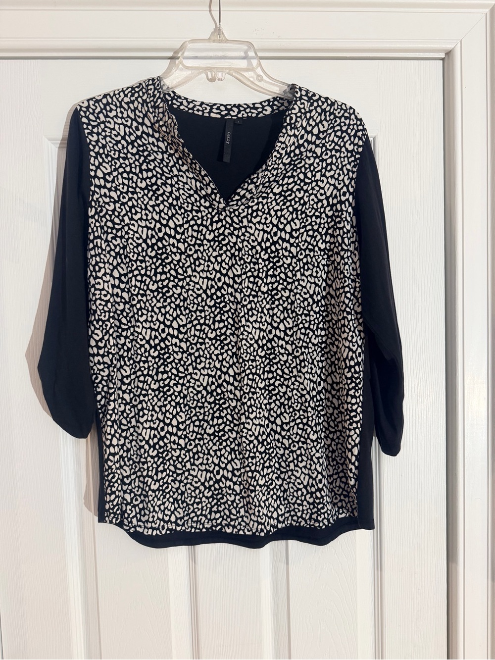 Ladies Size Large "CATHY" Black & White Animal-Print V-Neck Blouse GUC
